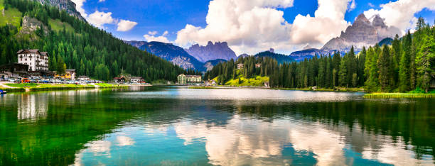 hermoso lago de montaña lago di misurina en los alpes dolomitas, al norte de italia - belluno veneto european alps lake fotografías e imágenes de stock