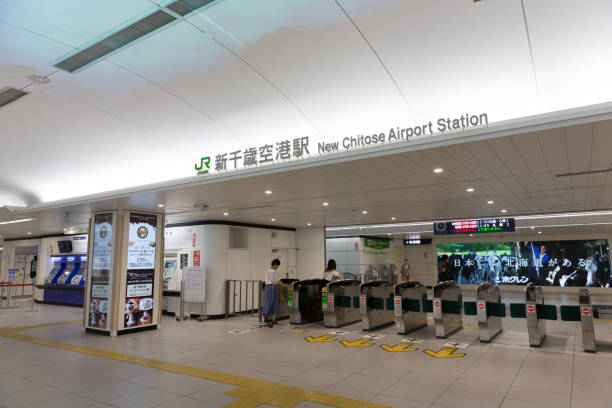 nouvelle gare de l'aéroport de chitose au japon - new chitose photos et images de collection