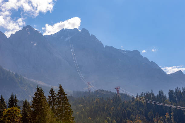 cumbre zugspitze en garmisch-partenkirchen, alemania - zugspitze mountain snow cross shape cross fotografías e imágenes de stock