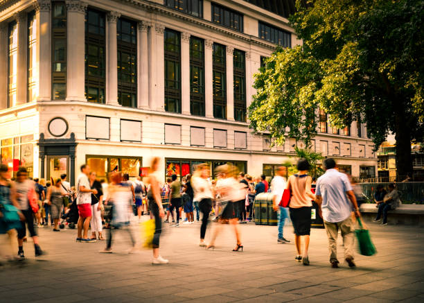 escena de la calle comercial borrosa en movimiento - retail london england uk people fotografías e imágenes de stock