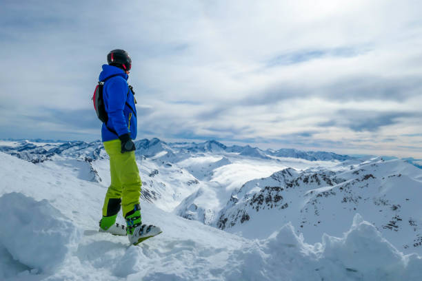 몰탈 빙하 - 산 꼭대기에 서있는 스키어 - ski resort winter sport apres ski ski slope 뉴스 사진 이미지