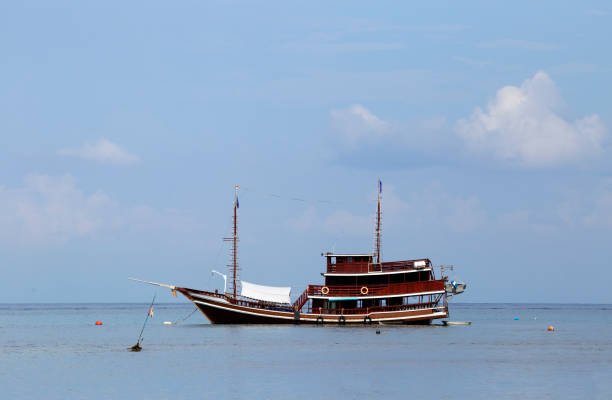 traineira do barco de pesca que navega para fora no mar áspero - sailboat pier bridge storm - fotografias e filmes do acervo