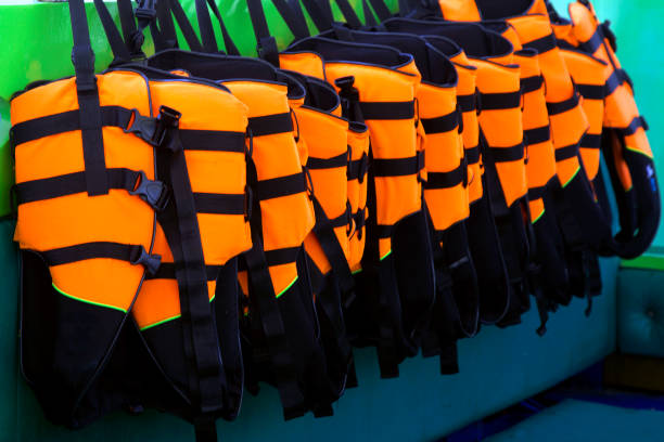 il giubbotto di salvataggio è ordinato sulla nave - life jacket isolated red safety foto e immagini stock