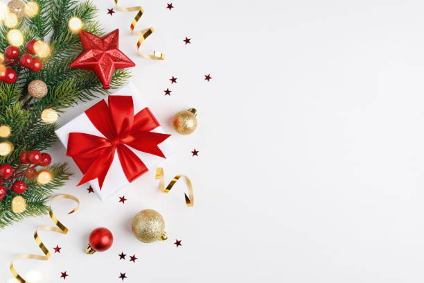 흰색 배경에 크리스마스 선물, 전나무 나무 가지와 크리스마스 장식. - ribbon christmas christmas ornament decoration 뉴스 사진 이미지