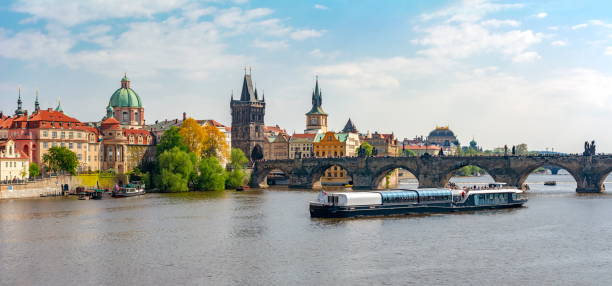 paisaje urbano de praga con la torre del puente de la ciudad vieja y el puente de carlos sobre el río moldava, república checa - charles river fotos fotografías e imágenes de stock