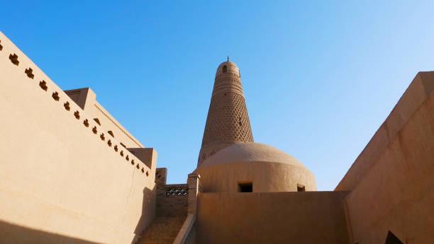 minarete de emin ou torre de sugong em turpan. a torre islâmica antiga a maior em turpan xinjiang, china. - turpan - fotografias e filmes do acervo