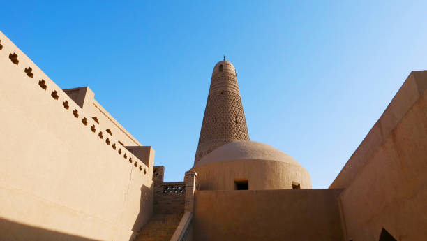 минарет эмин или башня сугун в турфане. крупнейшая древняя исламская башня в турфан синьцзян, китай. - turpan стоковые фото и изображения