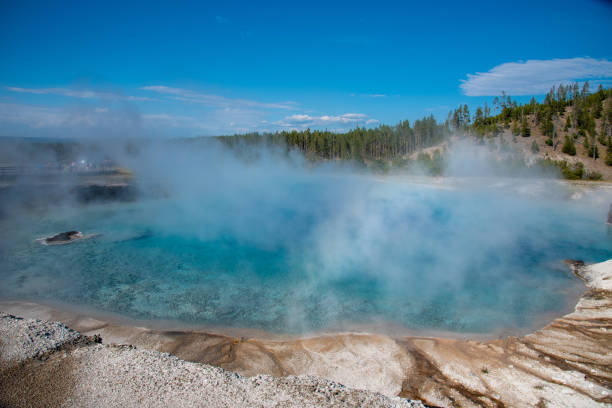 cratère excelsior geyser dans le parc national de yellowstone - firehole river photos et images de collection