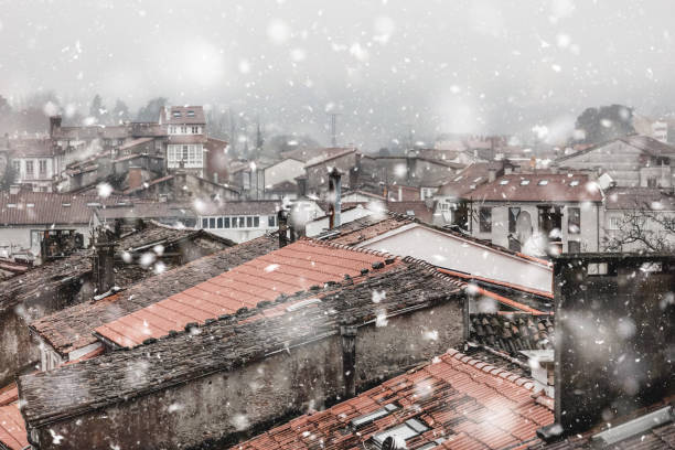 arquitectura da cidade de santiago de compostela spain na queda de neve - mist rock winter autumn - fotografias e filmes do acervo