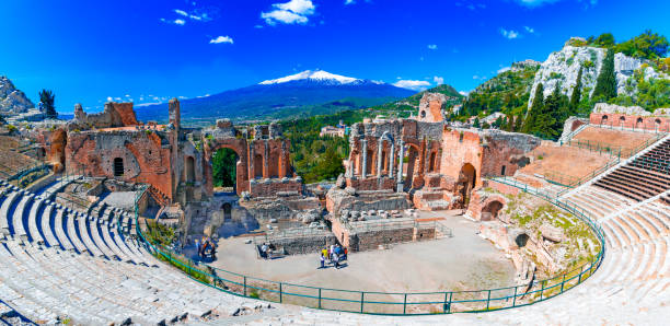 taormina, sicília, italy: o teatro grego de taormina com fumo vulcão de etna no fundo - sicily taormina mt etna italy - fotografias e filmes do acervo