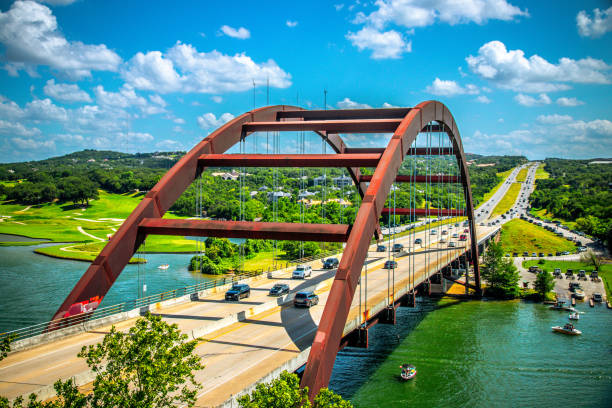 pennybacker bridge or the 360 bridge across lake austin in austin, texas, usa - highway nobody town urban road imagens e fotografias de stock