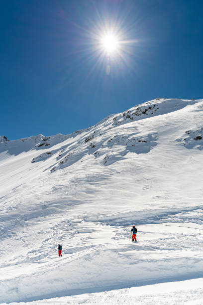 スキーヤーのグループは、カウナータール氷河のスキーツアーの準備をしています。 - kaunertal ストックフォトと画像