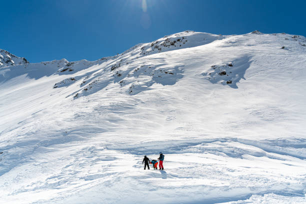 un grupo de esquiadores se está preparando para esquiar en el glaciar kaunertal. - kaunertal fotografías e imágenes de stock