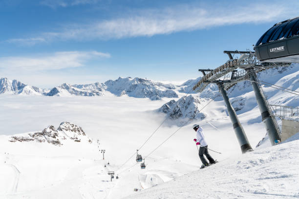 eine gruppe skifahrer geht die piste auf dem kaunertaler gletscher in österreich hinunter. - kaunertal stock-fotos und bilder