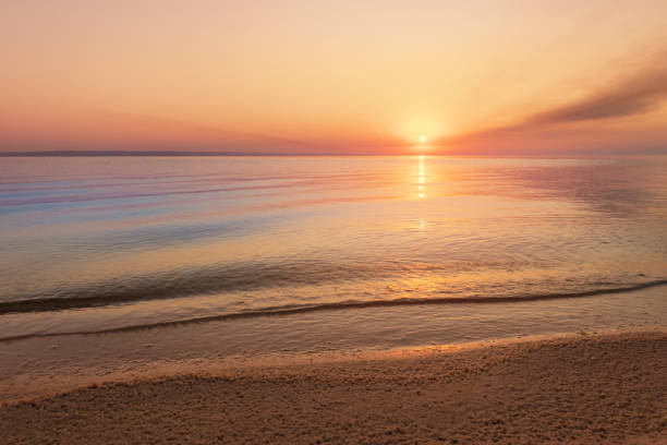고르지 못한 강에서 이른 아침 일출 - sunset sea beach sun 뉴스 사진 이미지