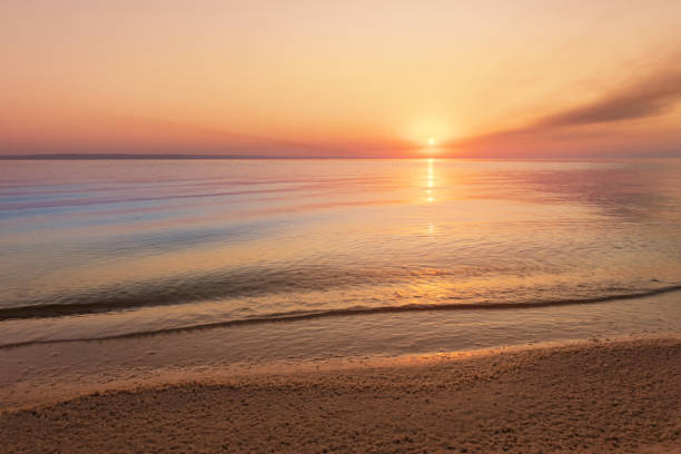 рано утром восход солнца на изменчивой реке - dramatic sky horizon over water sunlight sunset стоковые фото и изображения