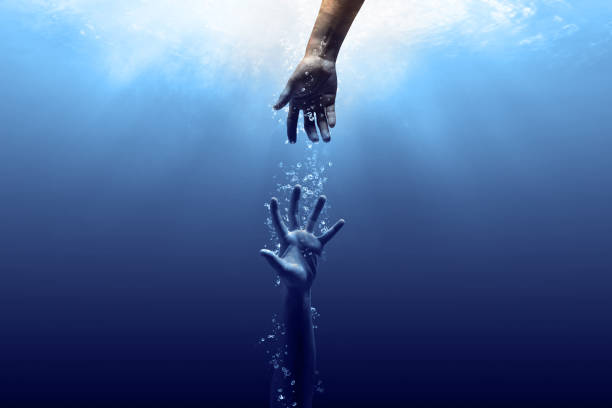 rette uns aus der dunkelheit - hand im wasser stock-fotos und bilder