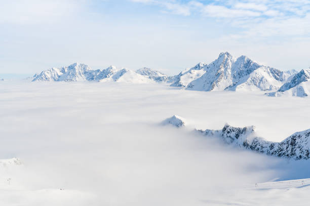 panorama de las pistas de esquí en el glaciar kaunertal en austria. - kaunertal fotografías e imágenes de stock