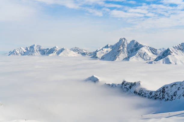 panorama de las pistas de esquí en el glaciar kaunertal en austria. - kaunertal fotografías e imágenes de stock