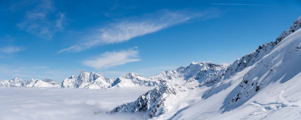 panorama der pisten auf dem kaunertalgletscher in österreich. - kaunertal stock-fotos und bilder