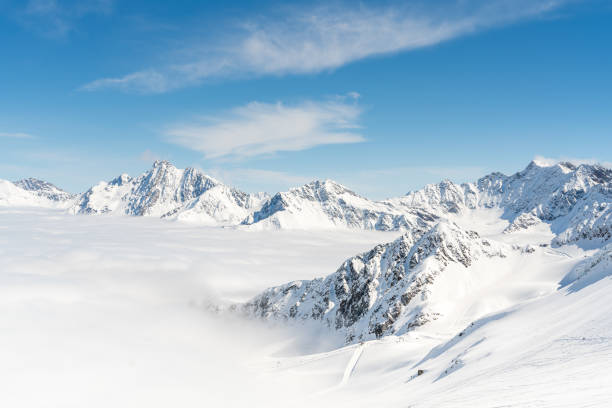 panorama der pisten auf dem kaunertalgletscher in österreich. - kaunertal stock-fotos und bilder