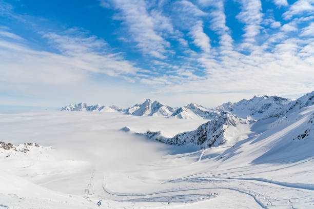 panorama de las pistas de esquí en el glaciar kaunertal en austria. - kaunertal fotografías e imágenes de stock