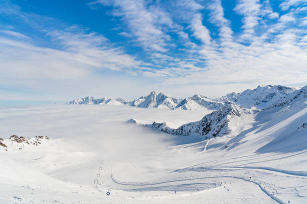 オーストリアのカウナータール氷河でスキーのパノラマが走ります。 - kaunertal ストックフォトと画像