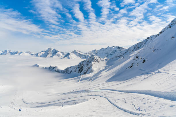 panorama de las pistas de esquí en el glaciar kaunertal en austria. - kaunertal fotografías e imágenes de stock