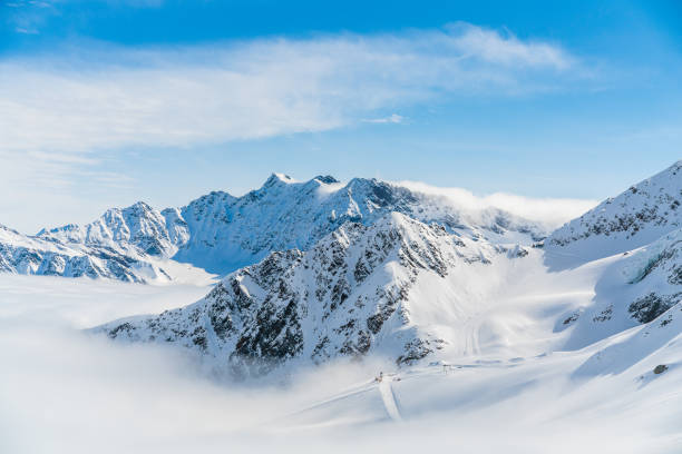 panorama der pisten auf dem kaunertalgletscher in österreich. - kaunertal stock-fotos und bilder