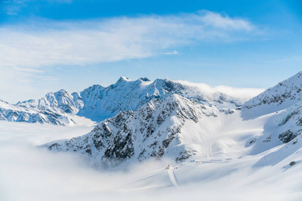 オーストリアのカウナータール氷河でスキーのパノラマが走ります。 - kaunertal ストックフォトと画像