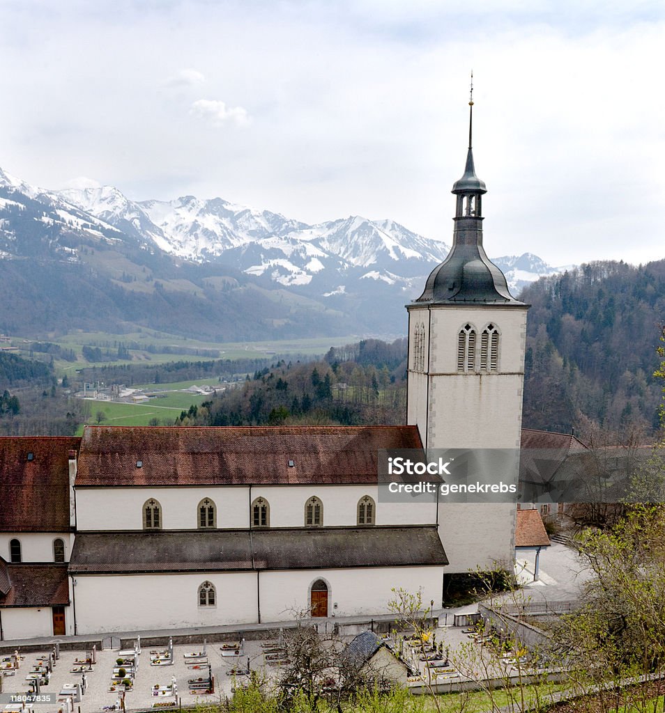 Iglesia de gruyères, Suiza, en spring - Foto de stock de Aire libre libre de derechos