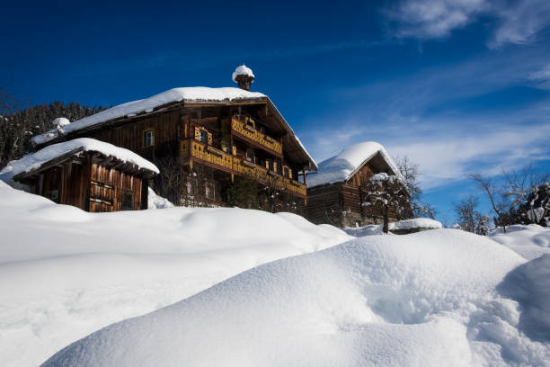 Chalets de estación de esquí en la nieve en invierno - foto de stock