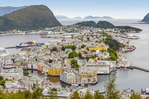 alesund, norwegen, schöne europäische stadt, luftbild. - sogn og fjordane county stock-fotos und bilder