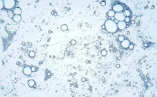 Gel líquido o suero en el fondo aislado de la pantalla del microscopio photo