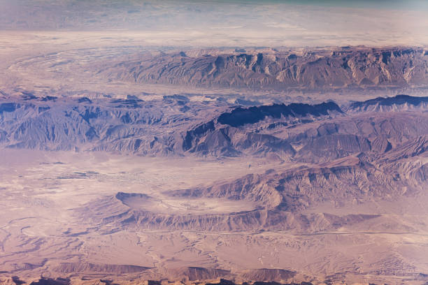 панорамный вид на пустынные плато и предгорья, похожие на марсианский пейзаж - canyon plateau large majestic стоковые фото и изображения