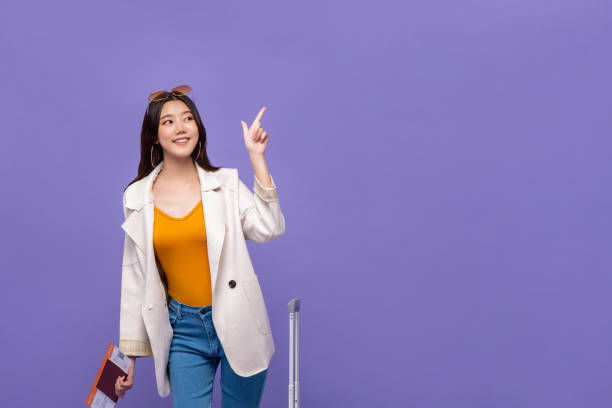 アジアの女性観光客は、スペースをコピーする手を指し示す - female mobility blank teenage girls ストックフォトと画像