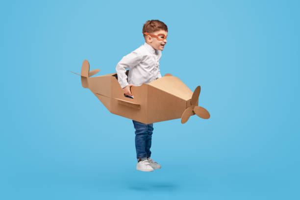 aviateur gai jouant avec l'avion en carton - aspirations pilot child airplane photos et images de collection