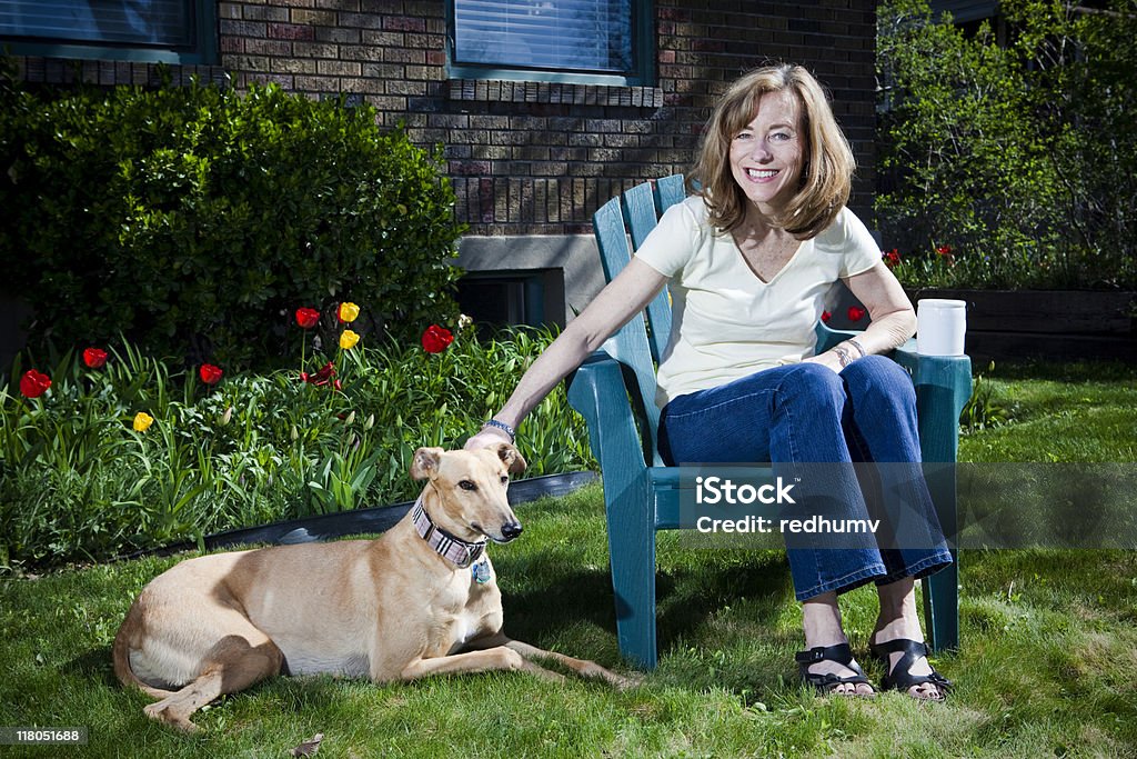 Mujer madura y perros mascota - Foto de stock de Adulto libre de derechos
