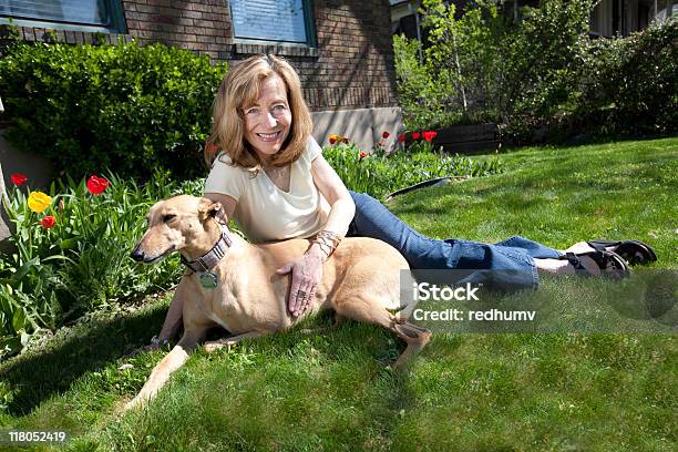 Mujer Madura Y Perros Mascota Foto de stock y más banco de imágenes de Galgo inglés - Galgo inglés, Adulto, Aire libre