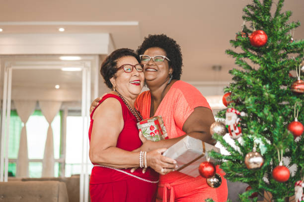 matka i córka świętują boże narodzenie w domu - giving christmas lifestyles holiday zdjęcia i obrazy z banku zdjęć