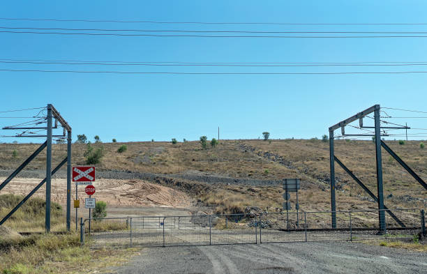 cruce de ferrocarriles - train coal mining australia fotografías e imágenes de stock