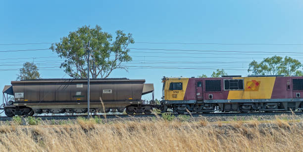 tren de transporte de carbón - train coal mining australia fotografías e imágenes de stock