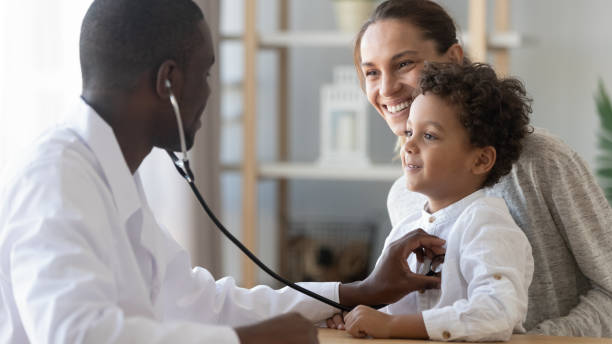 아프리카 남성 소아과 의사 보유 청진기 시험 아이 소년 환자 - doctor healthcare and medicine child patient 뉴스 사진 이미지