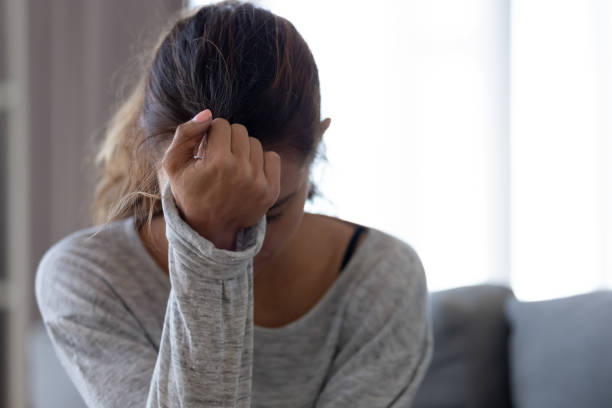 落ち込んだ女性は、問題に悩まされて悲しいストレスを感じる - anxiety ストックフォトと画像