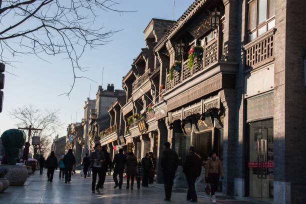 os turistas andam na área de compra qianmen em um dia smoggy - dongcheng district - fotografias e filmes do acervo