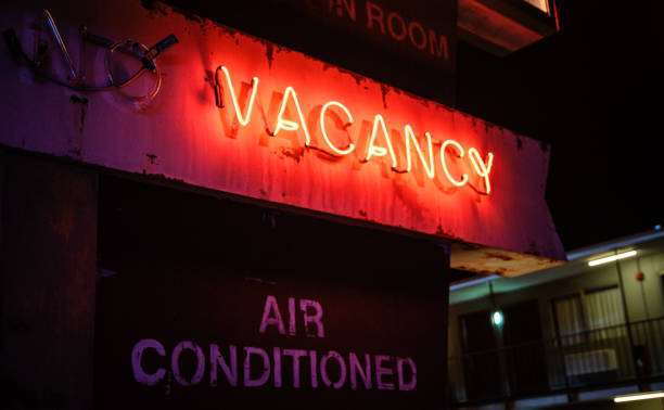 signe néon "vacancy" - motel photos et images de collection