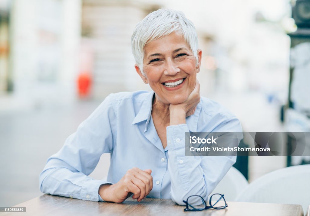 Porträt einer schönen Seniorin - Lizenzfrei Zahn Stock-Foto