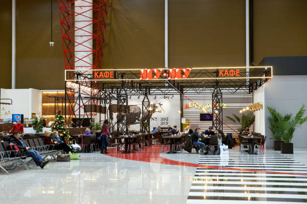 cafe "mu mu" in terminal b of sheremetyevo international airport - sheremetyevo imagens e fotografias de stock