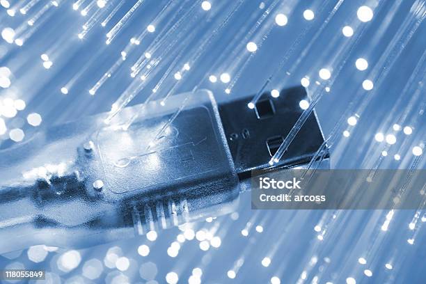 Faser Optische Und Usbkabel Stockfoto und mehr Bilder von USB-Kabel - USB-Kabel, Technologie, Hoch - Position