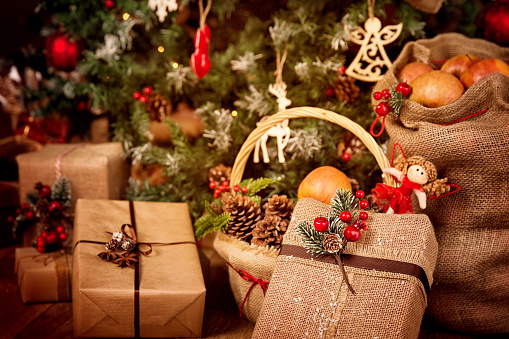 Christmas Present Gifts Decoration, Xmas Tree Scene with Retro Burlap Decor, red berry pine cones toys